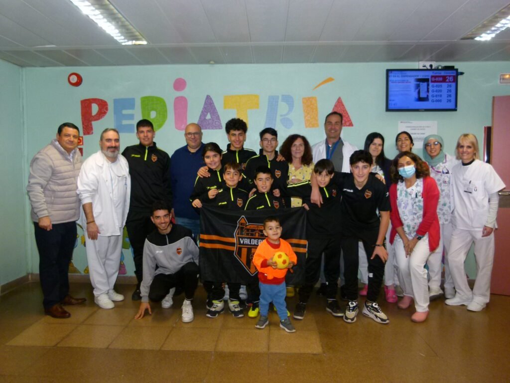 El CDE Valderas FS entrega regalos a los niños ingresados en el Hospital de Alcorcón El CDE Valderas FS entrega regalos a los niños ingresados en el Hospital de Alcorcón