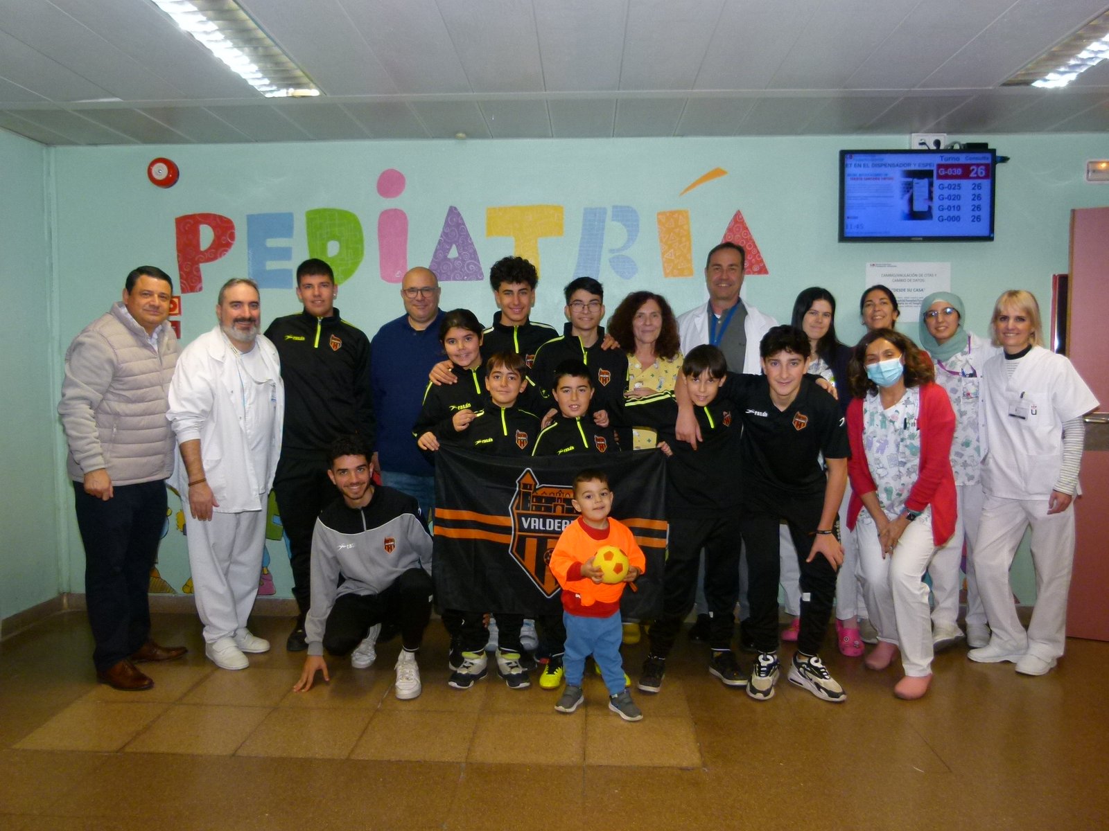 El CDE Valderas FS entrega regalos a los niños ingresados en el Hospital de Alcorcón elegida 4