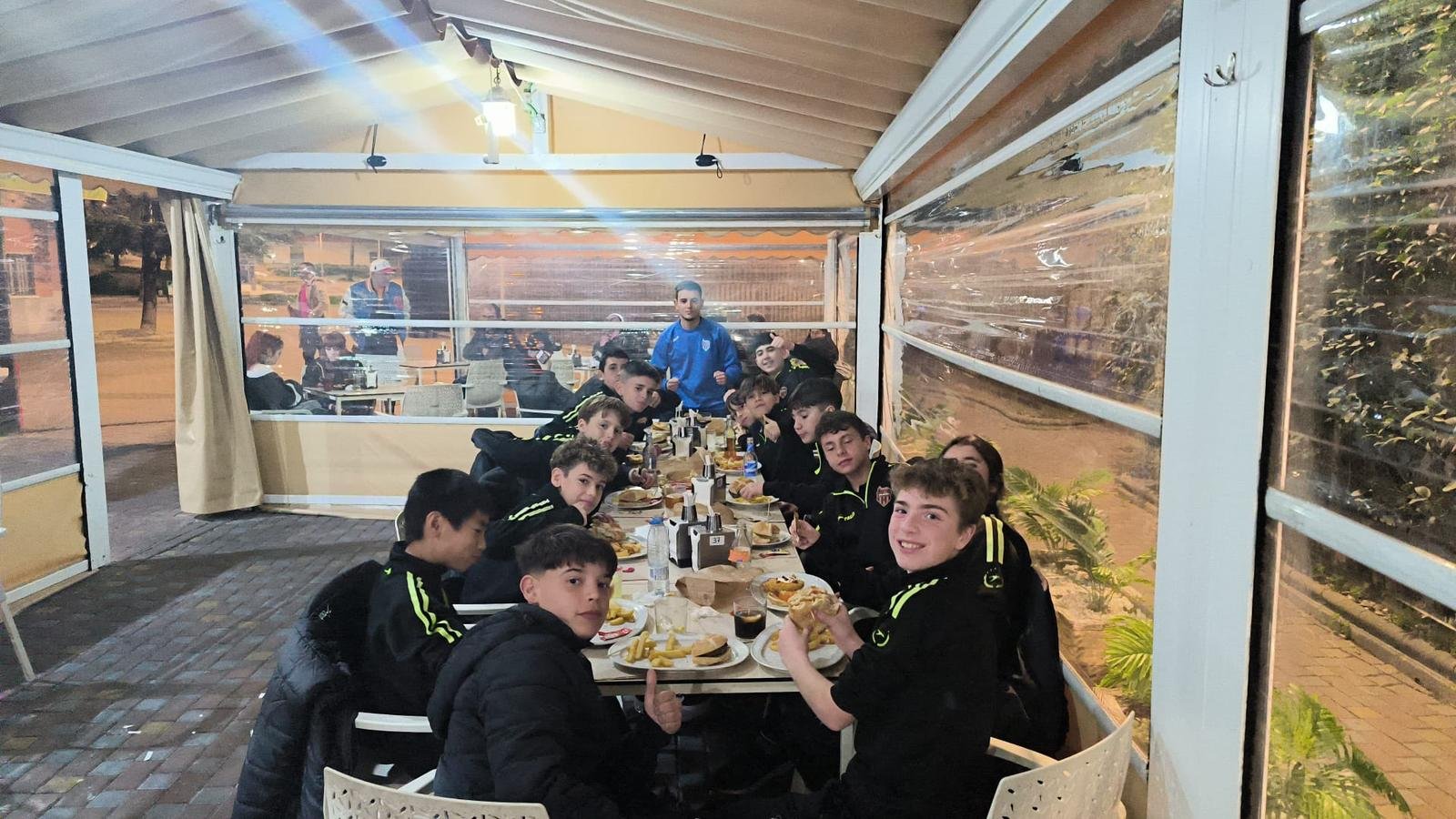 Conjuras visitando a nuestro patrocinador Bar La Avenida inf