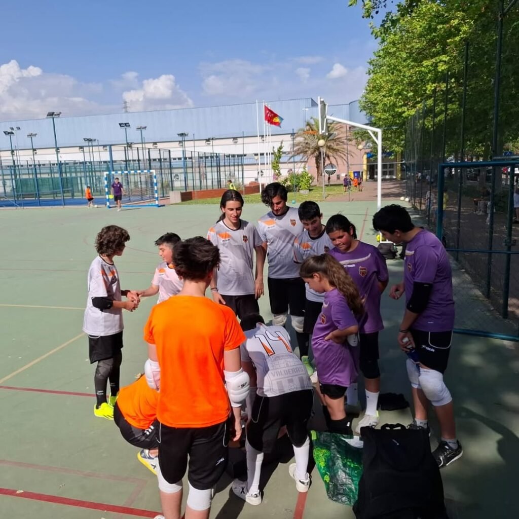 Los porteros somos una gran familia 💥 ¡detallazo de nuestros porterazos con su entrenadora! 🧤algo muy bien ha tenido que hacer ana (1)