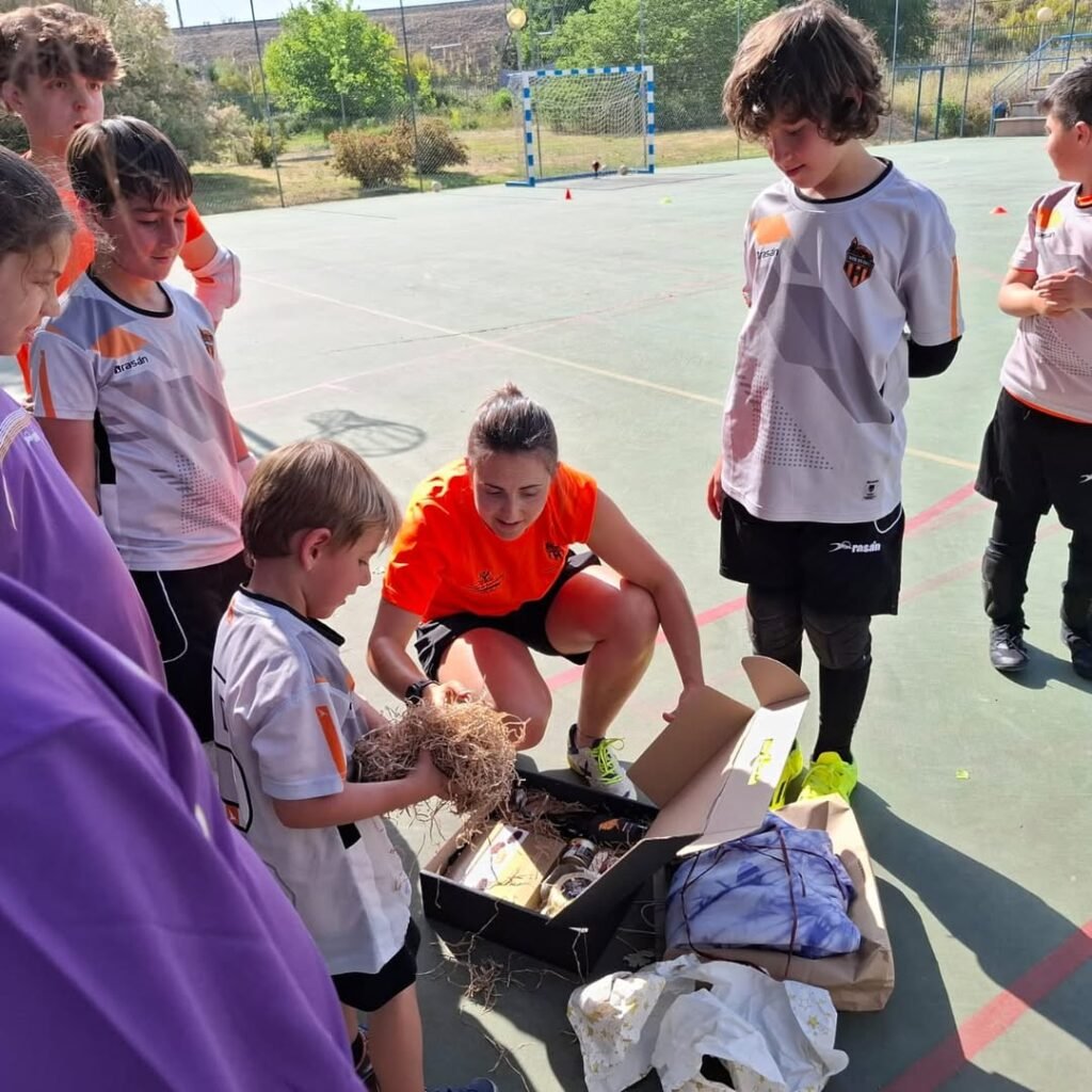 Los porteros somos una gran familia 💥 ¡detallazo de nuestros porterazos con su entrenadora! 🧤algo muy bien ha tenido que hacer ana (2)