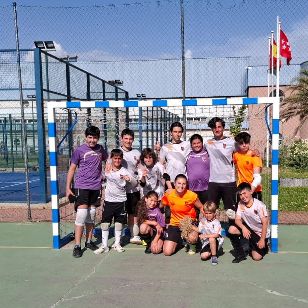 Los porteros somos una gran familia 💥 ¡detallazo de nuestros porterazos con su entrenadora! 🧤algo muy bien ha tenido que hacer ana