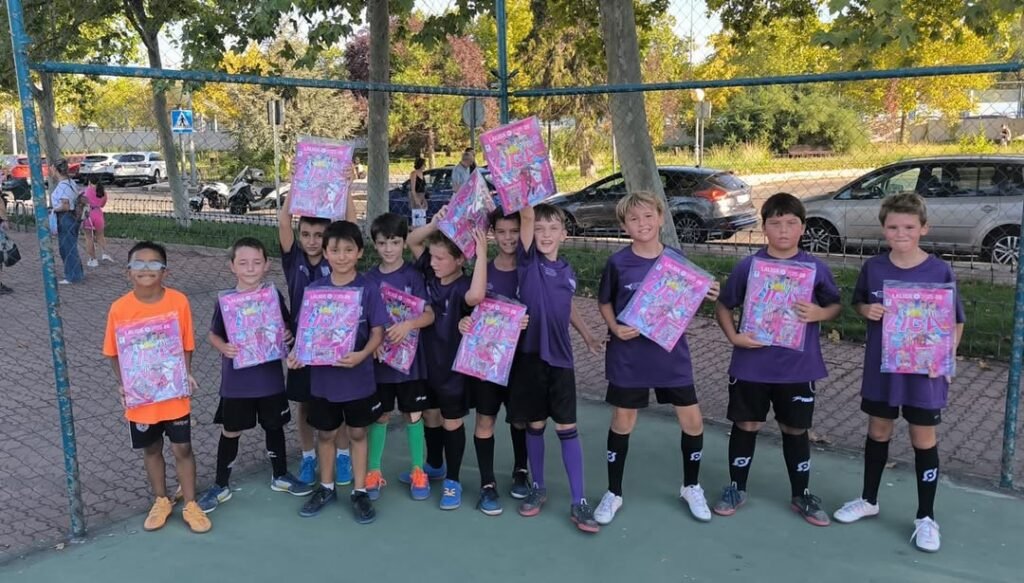 Regalazo de Panini a nuestra escuela 🗣️ ¡gracias @paninicromos ! 🧡👏desde nuestra escuela queremos agradeceros por los cromos y álb (1)