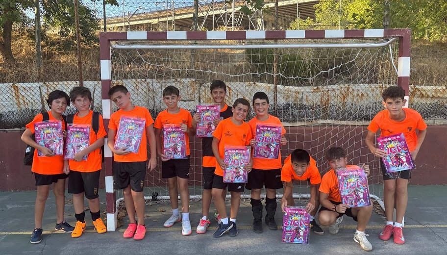 Regalazo de Panini a nuestra escuela 🗣️ ¡gracias @paninicromos ! 🧡👏desde nuestra escuela queremos agradeceros por los cromos y álb (2)