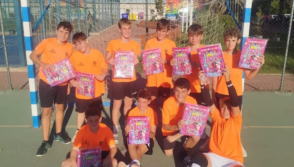 Regalazo de Panini a nuestra escuela 🗣️ ¡gracias @paninicromos ! 🧡👏desde nuestra escuela queremos agradeceros por los cromos y álb (3)